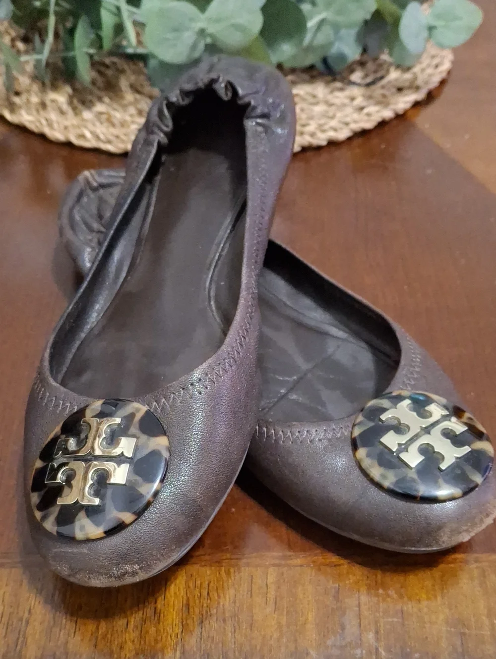 Tory Burch Reva Leather Flats Tortoiseshell Logo Accent Size 7.5 Brown